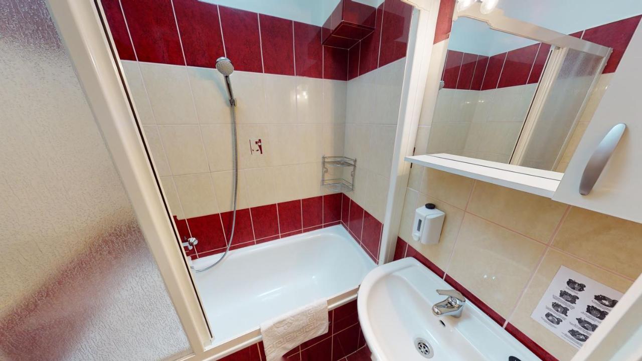 Cristian Apartman Hajdúszoboszló Buitenkant foto